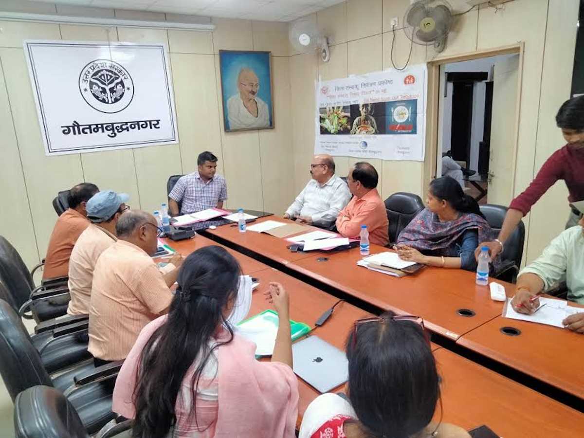 संचारी रोग नियंत्रण व दस्तक अभियान को जिलाधिकारी ने की बैठक